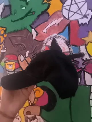 Gorra negra con letra R