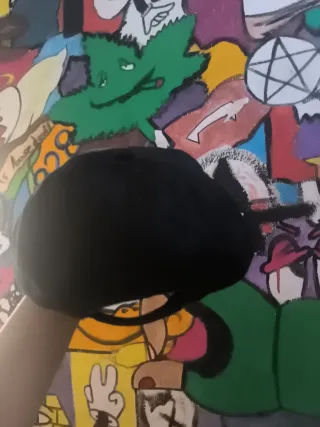 Gorra negra con letra R