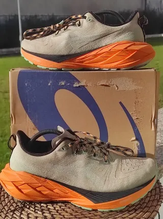 Asics Novablast 4 TR bege/laranja