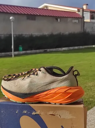 Asics Novablast 4 TR bege/laranja