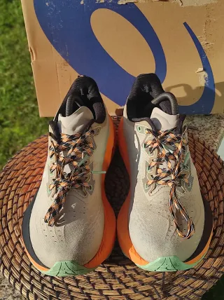 Asics Novablast 4 TR bege/laranja