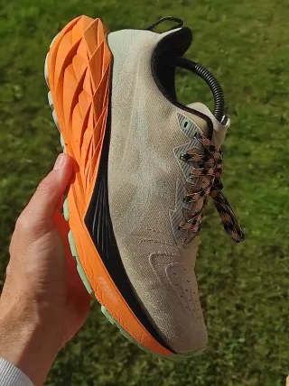 Asics Novablast 4 TR bege/laranja