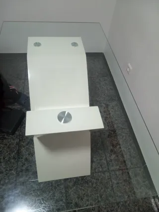 Mesa de comedor de cristal y base blanca