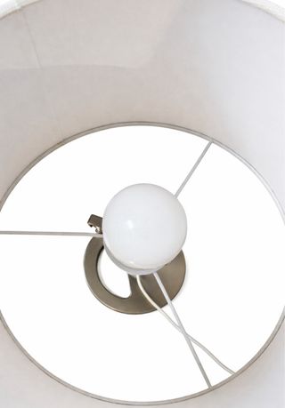 Lámpara de mesa niquelada y blanca