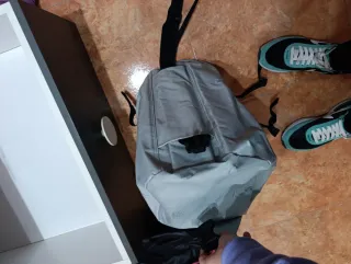 Macuto de gimnasio gris y negro