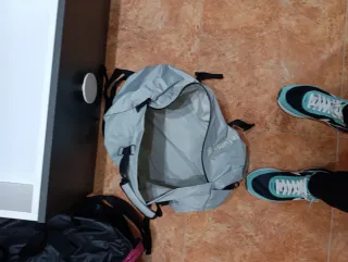 Macuto de gimnasio gris y negro