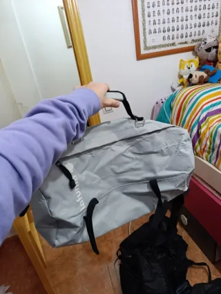 Macuto de gimnasio gris y negro