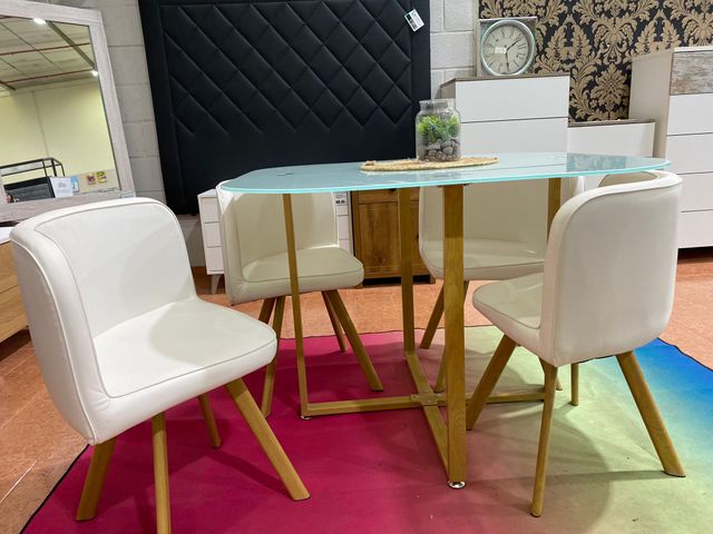 Mesa cristal templado y 4 sillas blancas