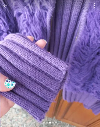 Chaqueta de punto con pelo morado y cremallera