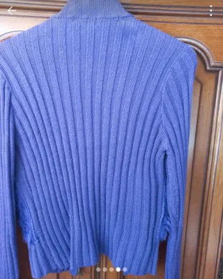 Chaqueta de punto con pelo morado y cremallera