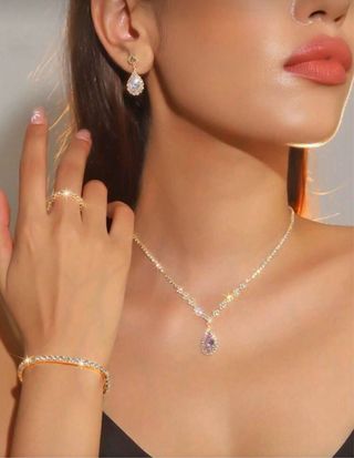 Conjunto de joias douradas e prateadas