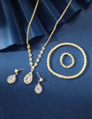 Conjunto de joias douradas e prateadas