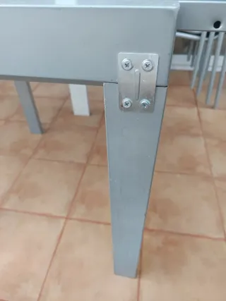 Mesa extensible cristal y metal gris