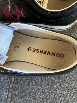 Converse negras con detalles rojos