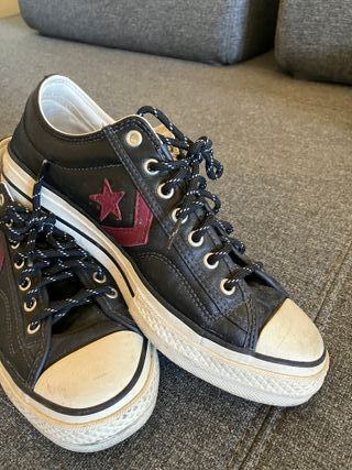 Converse negras con detalles rojos