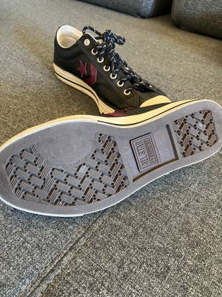 Converse negras con detalles rojos