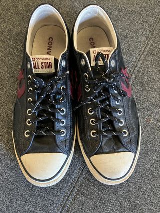 Converse negras con detalles rojos