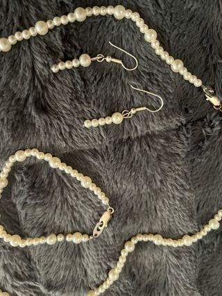 Conjunto collar, pulsera y pendientes perlas