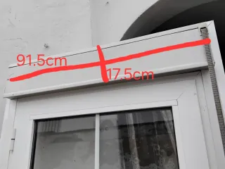 Puerta aluminio blanca con palilleria y con persia