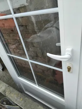 Puerta aluminio blanca con palilleria y con persia