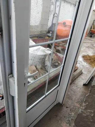 Puerta aluminio blanca con palilleria y con persia