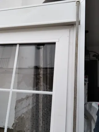 Puerta aluminio blanca con palilleria y con persia