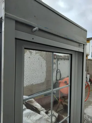 Puerta aluminio blanca con palilleria y con persia