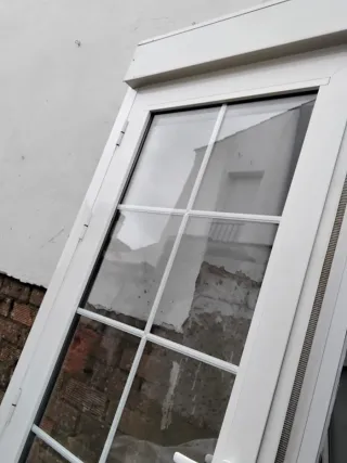 Puerta aluminio blanca con palilleria y con persia