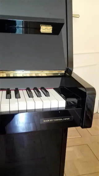 Piano Vertical YAMAHA HOSSESCHRUEDERS