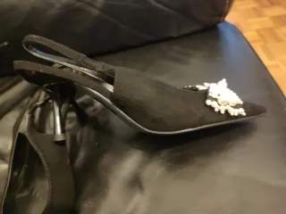 Zapatos de vestir elegantes nuevos con peelas