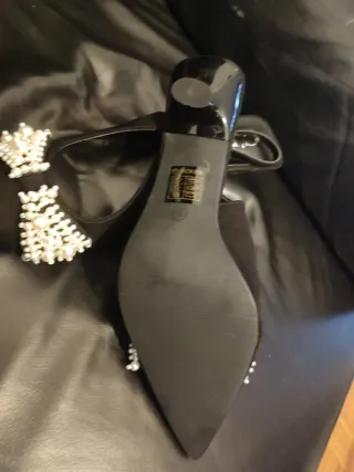 Zapatos de vestir elegantes nuevos con peelas