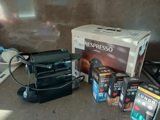 Cafetera Nespresso Inissia + Soporte Cápsulas