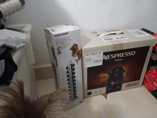 Cafetera Nespresso Inissia + Soporte Cápsulas