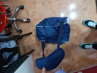 Mochila deportiva azul y blanca