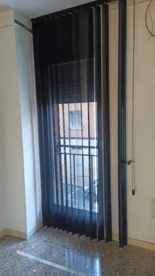 Cortinas verticales con lamas perforadas