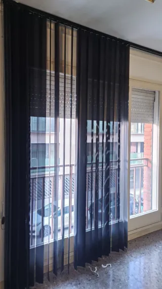 Cortinas verticales con lamas perforadas
