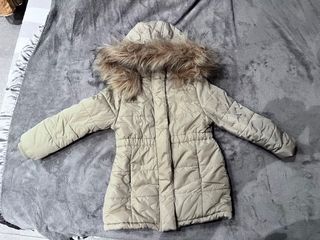 Abrigo niña beige con capucha