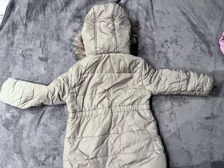 Abrigo niña beige con capucha