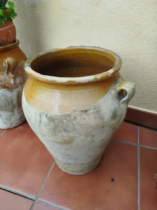 Tinaja de barro antigua