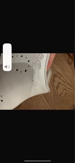 Patines blancos con cordones rosas