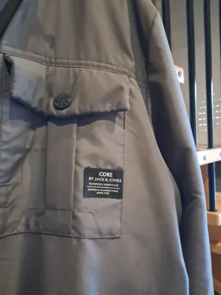 Chaqueta chico gris con capucha