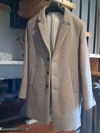 Chaqueta chico gris con capucha