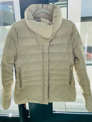 Plumífero beige acolchado