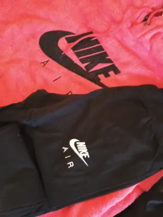 Conjunto Nike: Sudadera peluda y mallas