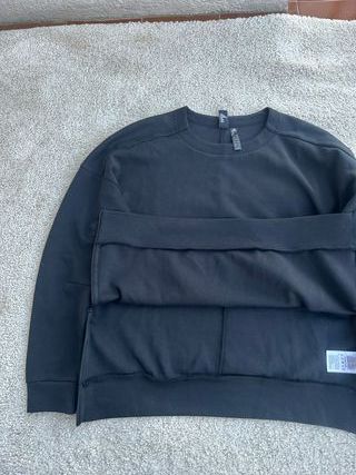 Jersey Adidas con logo lateral y cremallera abajo