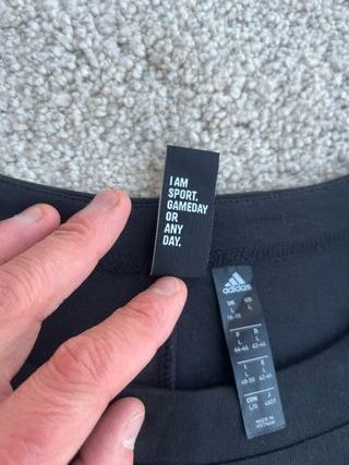 Jersey Adidas con logo lateral y cremallera abajo