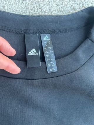 Jersey Adidas con logo lateral y cremallera abajo