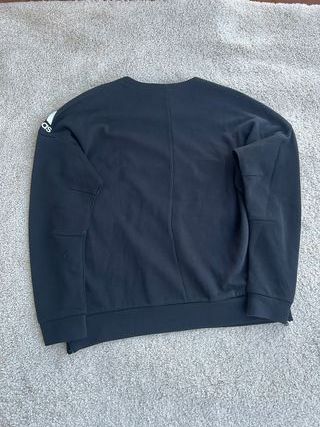 Jersey Adidas con logo lateral y cremallera abajo