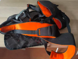 Arnés de escalada naranja y negro
