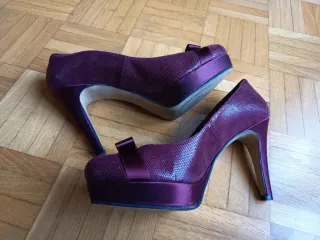 Zapatos de tacón MARYPAZ granates, talla 38.